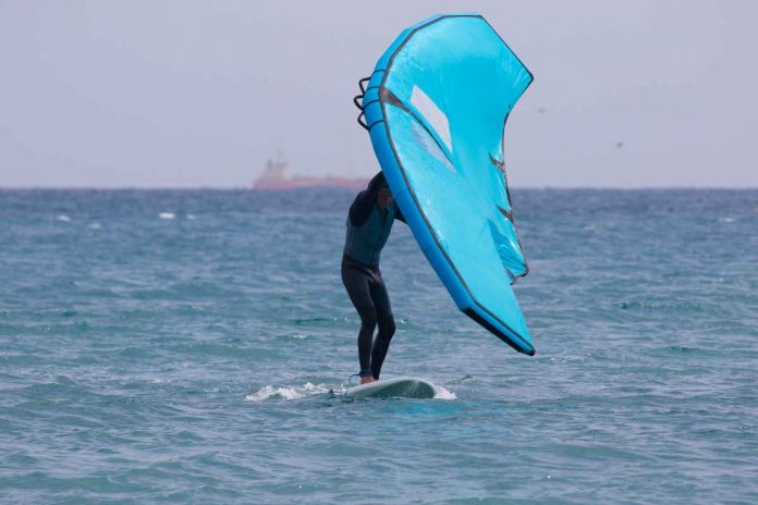 Wing foiling: spopola il nuovo modo di fare surf
