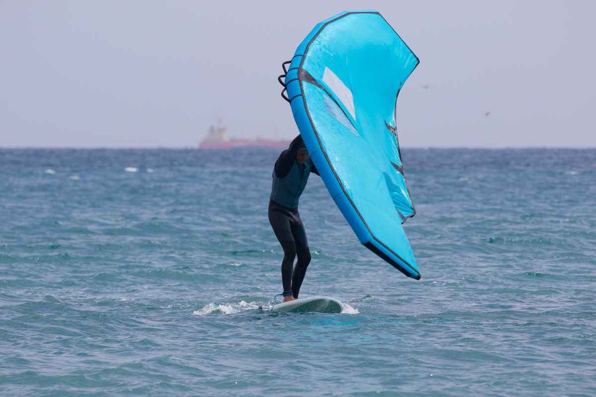 Wing foiling: spopola il nuovo modo di fare surf