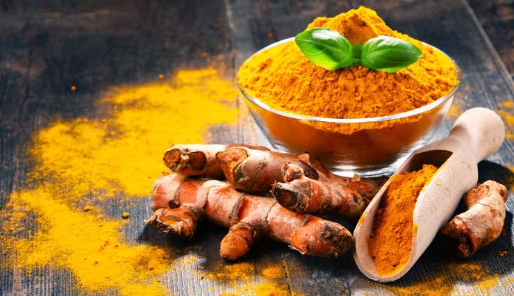 Capelli bianchi in vacanza: come tingerli con la curcuma